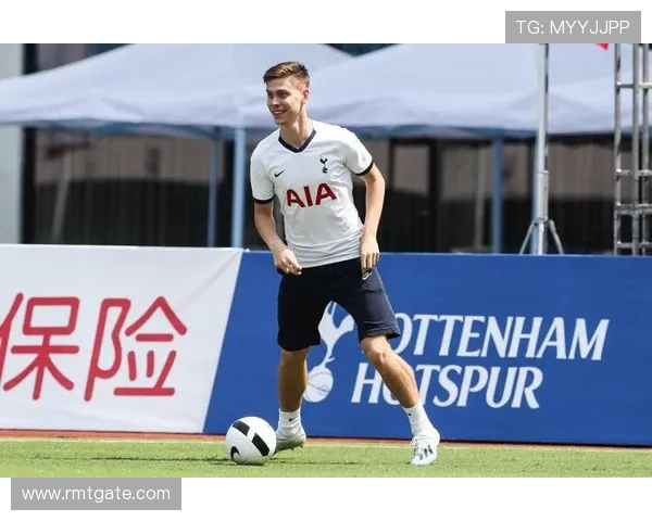 热刺下季二客球衣深紫条纹亮相